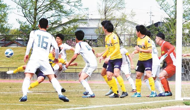 【決勝・松江シティＦＣ―Ｅ－ＷＩＮＧ出雲】前半１３分、ＦＷ堀田佳佑（左から２番目）が混戦の中、先制点を決める＝松江市営陸上競技場