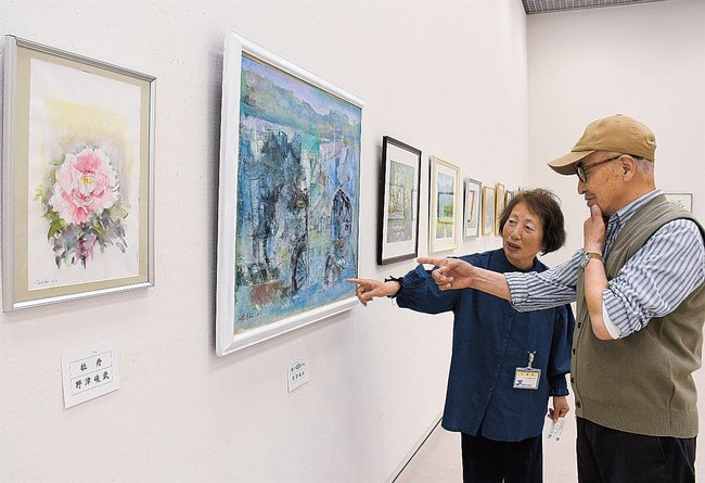 出品した作品を紹介する会員ら=松江市袖師町、島根県立美術館ギャラリー