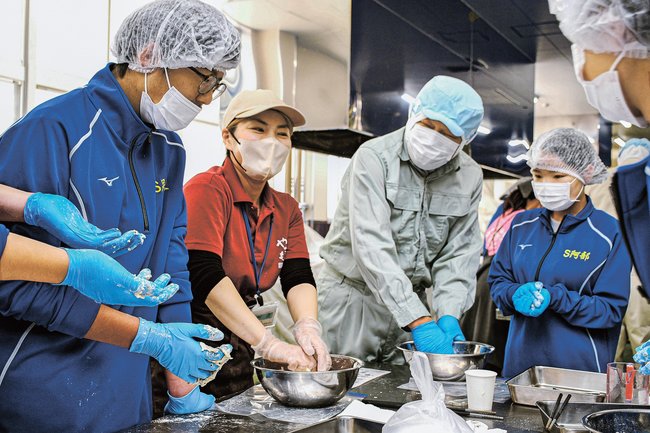 生徒や教職員に製麺方法を伝授する水野愛さん（左から２人目）＝境港市竹内町、境港総合技術高校