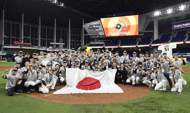 第５回ＷＢＣで優勝を果たし、記念写真に納まる日本代表＝マイアミ（共同）