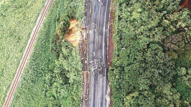 路面に複数の亀裂が入り、一部が崩落した出雲の国道９号（出雲市消防本部提供）