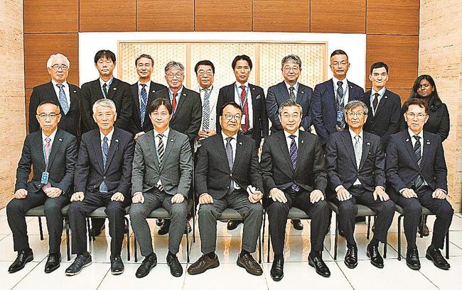 鈴木浩大使（右から３人目）を訪問した経済視察団＝２３日夜、ニューデリーの在インド日本大使館