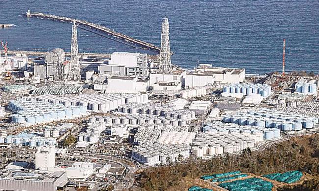 東京電力福島第１原発の敷地内に並ぶ処理水の保管タンク＝１月