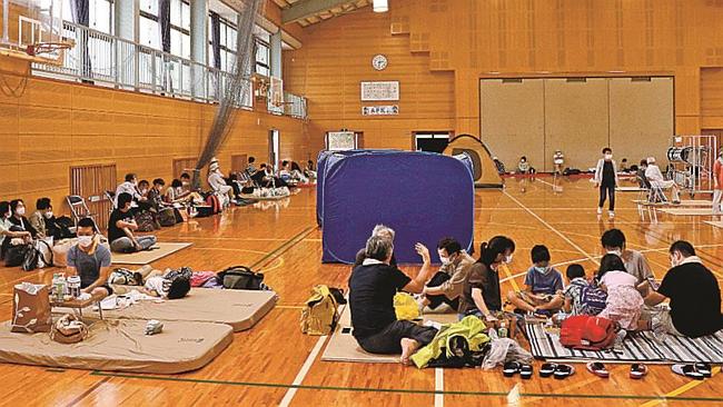 避難所に身を寄せる市民＝益田市高津３丁目、高津中学校
