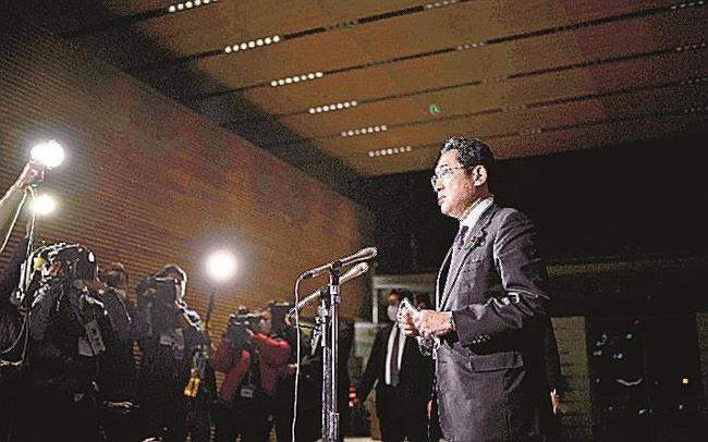北朝鮮が弾道ミサイルを発射したことを受け、記者団の質問に答える岸田首相＝１８日午後６時４９分、首相官邸