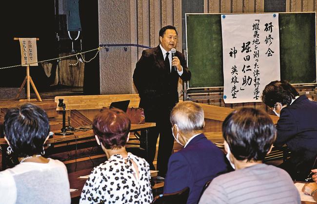 堀田仁助の功績を語る神英雄会長＝益田市元町、市民学習センター