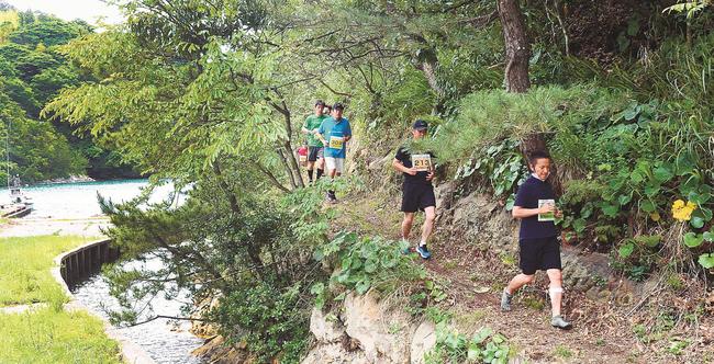 未舗装の険しいコースに挑む選手＝大田市温泉津町温泉津、沖泊