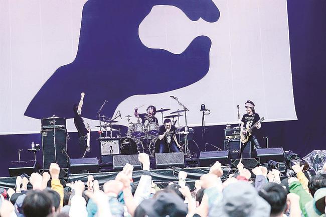 フジロックフェスティバルで観客が熱狂する中、演奏するザ・クロマニヨンズ（（ｃ）柴田恵理）