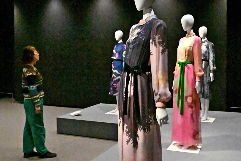 森英恵さんデザインのドレス華やか「今見ても、かわいい」 1960