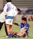 １９９３年１０月、W杯出場を逃し、座り込む三浦知良選手（右）＝ドーハのアルアハリ競技場（共同）