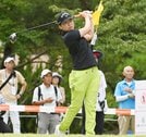 １番でティーショットを放つ沖せいら＝１日、大山平原ゴルフクラブ