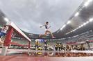 男子３０００メートル障害　水濠を越える三浦龍司（中央）。８分17秒46の日本新記録をマークして優勝した＝国立競技場