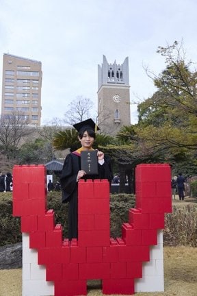 早稲田大学大学院学位授与式に出席したB&ZAI・本高克樹