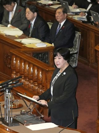 参院本会議で代表質問する立憲民主党の田名部匡代参院幹事長。奥右は石破茂首相＝８日