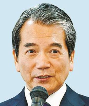 講演する村上信夫氏＝浜田市殿町、浜田ニューキャッスルホテル