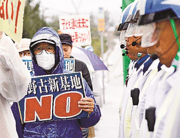 米軍キャンプ・シュワブのゲート前で辺野古沿岸部の埋め立てに抗議する人たち＝２０日、沖縄県名護市辺野古
