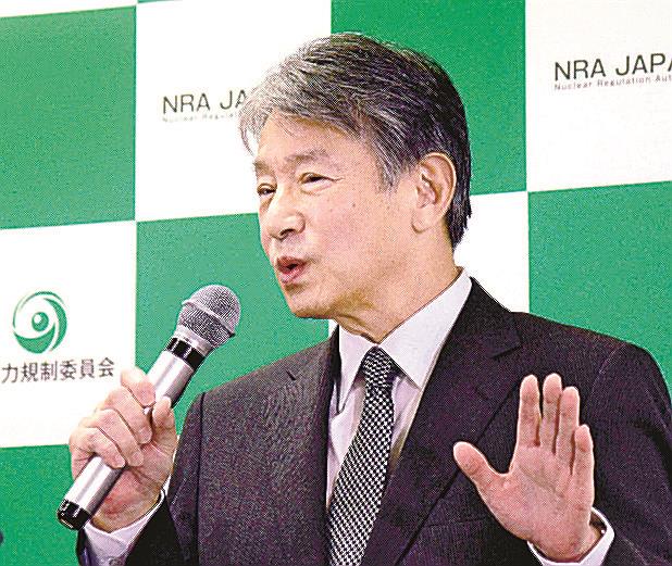 ４０年ルール撤廃について記者会見する原子力規制委員会の山中伸介委員長＝５日、東京都港区