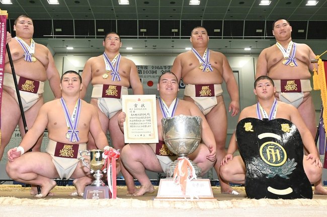 相撲団体で３年ぶり６度目の優勝を果たした鳥取城北のメンバー＝鳥取市布勢、ヤマタスポーツパーク鳥取県民体育館