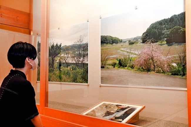 川瀬一絵さんの写真を鑑賞する来場者＝出雲市平田町、平田本陣記念館