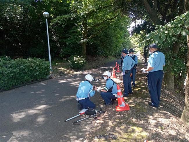現場検証する警察官