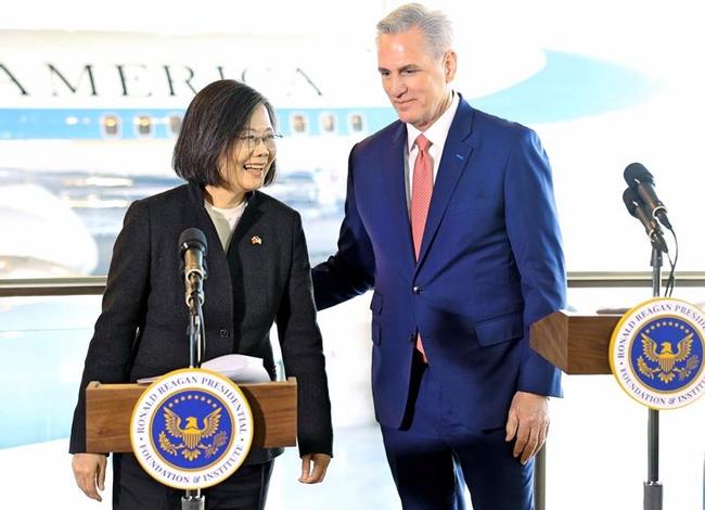 米ロサンゼルス郊外での会談後、記者会見した台湾の蔡英文総統（左）とマッカーシー下院議長＝５日（ゲッティ＝共同）