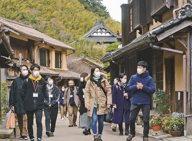 歴史的な町並みを歩く参加者＝大田市大森町