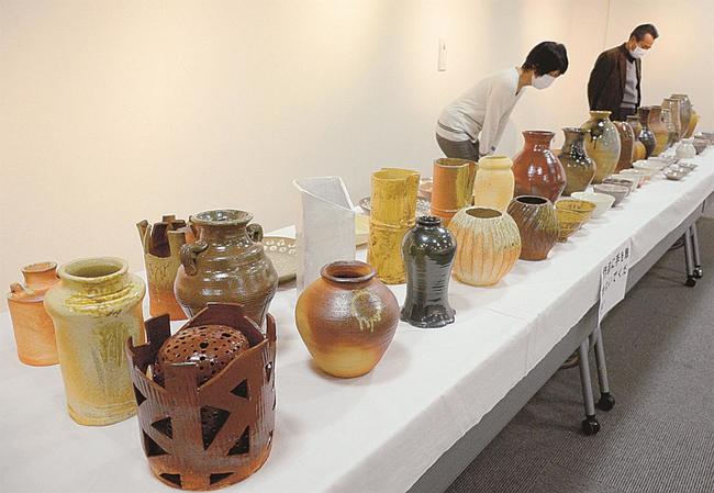 個性豊かな作品を眺める来場者＝安来市安来町、観光交流プラザ
