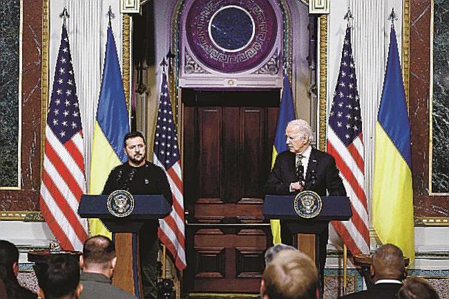 共同記者会見するウクライナのゼレンスキー大統領（左）とバイデン米大統領＝２０２３年１２月１２日、ワシントン（ゲッティ＝共同）