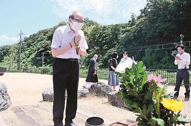 列車空襲があった現場付近で手を合わせる影山峰万さん＝松江市玉湯町布志名