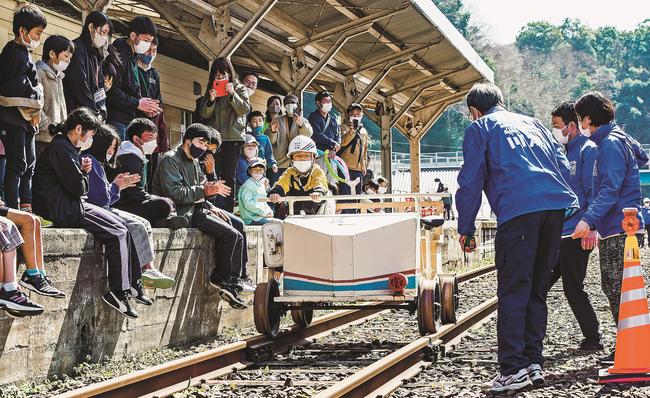 測定ラインを狙い、レールバイクを走らせる児童＝島根県川本町川本、旧石見川本駅