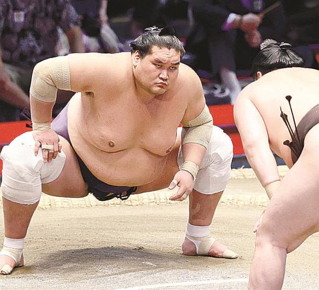 白鵬（右）をにらむ照ノ富士。３場所連続優勝を逃したものの、横綱昇進を確実にした＝１８日、名古屋市のドルフィンズアリーナ