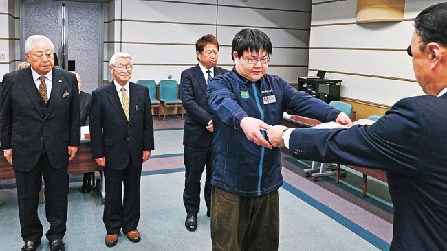 表彰を受ける山内剛店長ら4団体の代表者=松江市殿町、島根県市町村振興センター