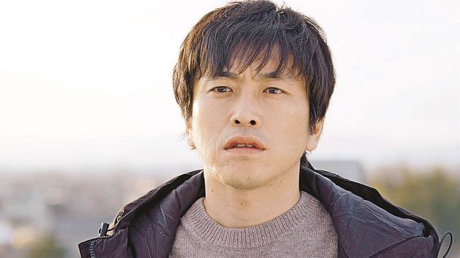 お笑い芸人の村上純（しずる）さんが出演する「僕とぼくとカノジョ」のワンシーン（合同会社ＴｅａｍＤｙｌａｎ提供）