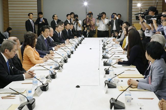 安倍政権が打ち出した地方創生を巡る有識者会議＝２０１９年６月、首相官邸