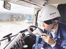 アルコール・インターロックを使って呼気検査する運転手（福岡倉庫提供）