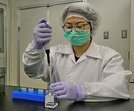 研究室で鑑定資料の分析に取り組む鑑定技術職員の岩谷有希菜さん＝松江市平成町、島根県警察本部科学捜査研究所