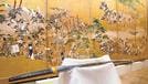 川中島合戦図屏風の前に展示された虎徹の刀＝出雲市浜町、出雲文化伝承館