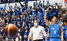 第３クオーター、一進一退のゲーム展開に必死に声援を送るファン＝松江市学園南１丁目、松江市総合体育館