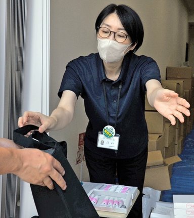 希望者に食料品や日用品を手渡す民間団体「フードバンクしまね あったか元気便」のメンバー=松江市西津田3丁目