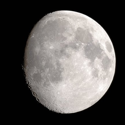 半月と満月の間の月＝４月２４日、三瓶自然館サヒメルの天文台で撮影（さつえい）