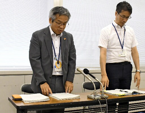 男性教諭の戒告処分について、謝罪する鳥取県教育委員会の林憲彰次長（左）ら＝鳥取市東町１丁目、県庁