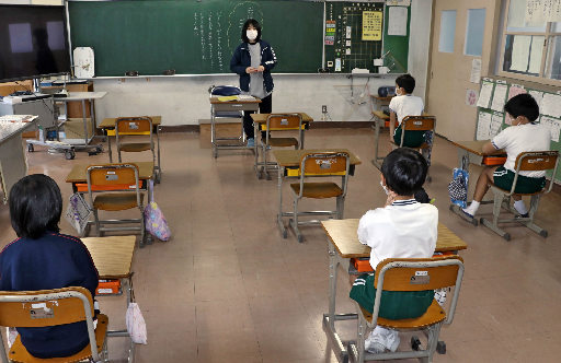 複式学級の４年生がいない教室で朝礼に出席する３年生＝益田市美都町都茂、都茂小学校