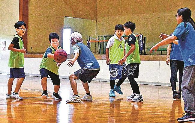 ドリブルで攻め入る参加者=安来市沢町、安来南体育館