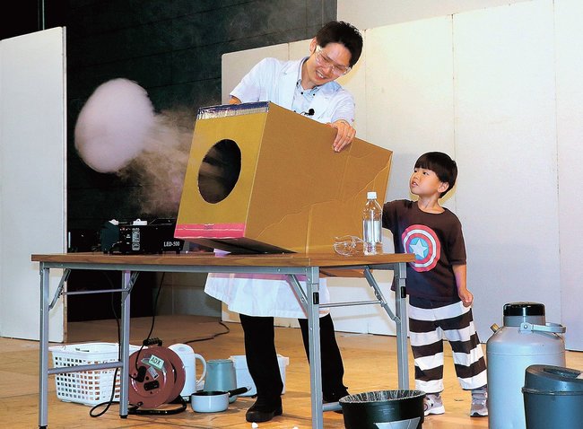科学実験ショーで空気砲を飛ばす参加者＝松江市学園南１丁目、くにびきメッセ