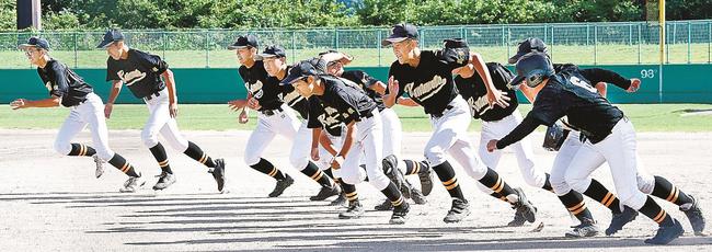【１回戦・川本－八束学園】試合が始まり、マウンドに駆け出す川本の選手＝島根県邑南町矢上、いわみスタジアム