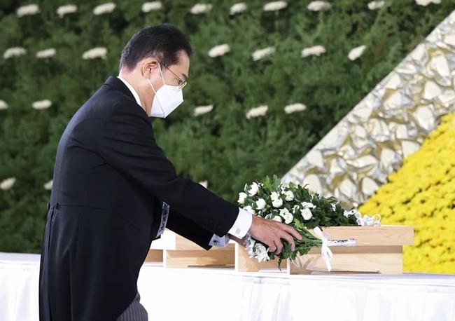 安倍晋三元首相の国葬で献花する岸田文雄首相＝２７日午後、東京都千代田区の日本武道館（代表撮影）