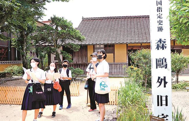 森?外記念館を見学する松江市立本庄中学校の生徒たち＝津和野町町田、同館