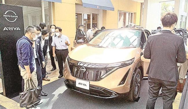 日産の新型ＥＶ「アリア」の説明を受ける招待客＝出雲市駅北町、ツインリーブスホテル出雲