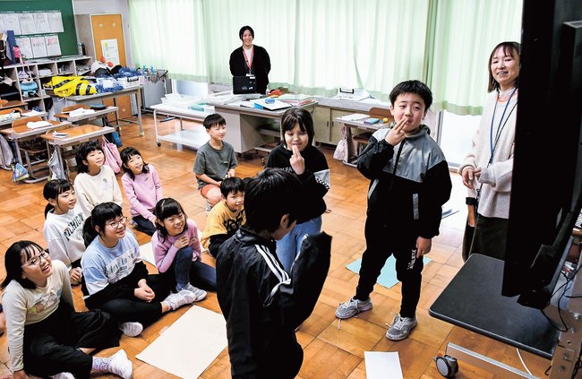ウェブカメラの前で寸劇を披露する児童＝出雲市野郷町、伊野小学校