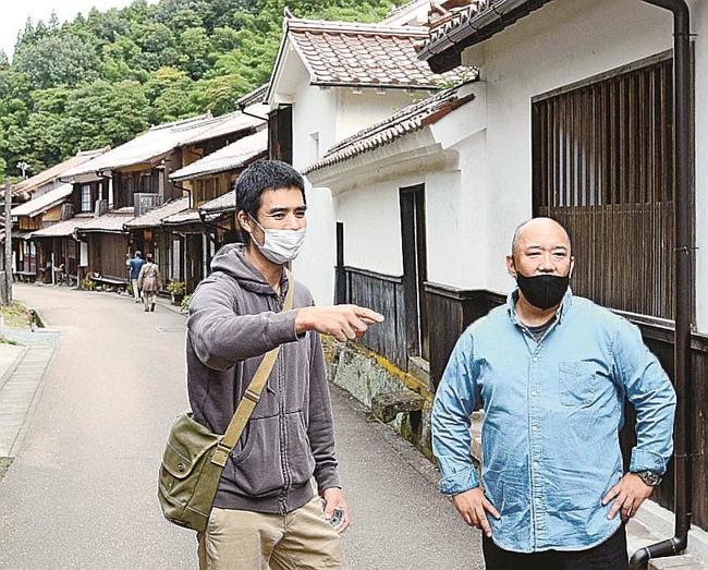 会場となる町並みで客の動線などを打ち合わせる日高晃作代表（左）と木村康司さん＝大田市大森町